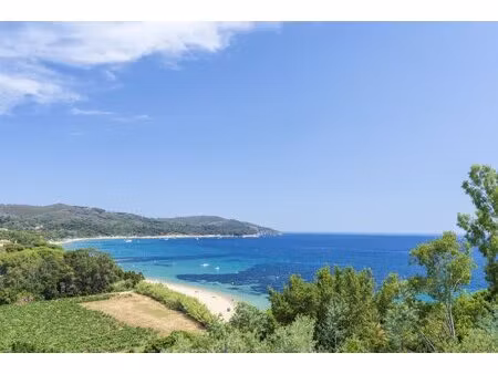 villa contemporaine avec vue mer panoramique et piscine  juste au-dessus de la plage de...