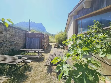 située sur un terrain de 5 000 m²  la propriété comprend deux logements  une grande salle 