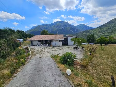 vue imprenable sur les montagnes depuis cette villa unique de 3 chambres.