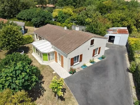 maison de plain-pied avec dépendances et jardin de 1400 m²