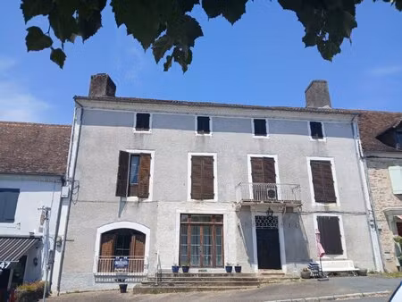 une très belle maison de village en dordogne à vendre  avec vue sur le château. 14...