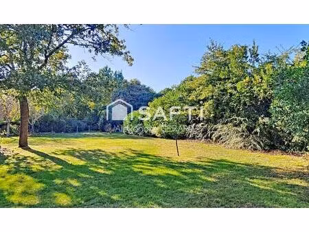 terrain constructible de 906 m² avec une emprise au sol autorisée de 235 m²
