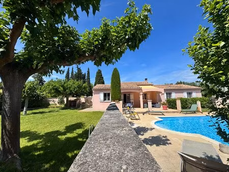 très belle villa de plain-pied avec jardin  terrain arboré  piscine et garage