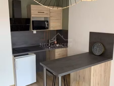 studio meublé avec balcon.