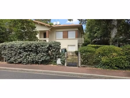 rare aux abatilles - t2 avec jardin privatif.