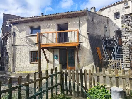 maison en pierre avec balcon et vues agréables