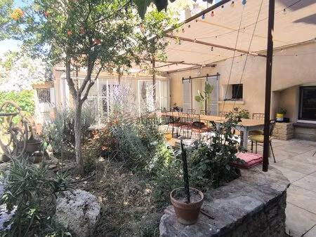maison de charme en pierre avec jardin clos et parking priv