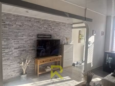 charmante maison de village rénovée avec 4 chambres et patio ensoleillé à la redorte