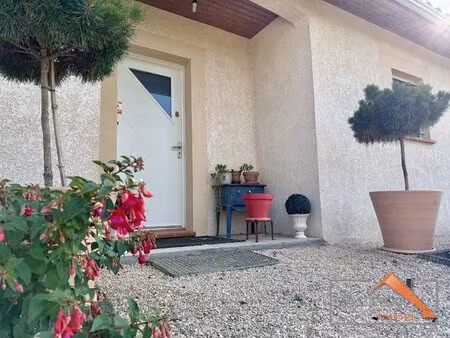 maison contemporaine de plain-pied avec piscine  double garage et panneaux solaires proche