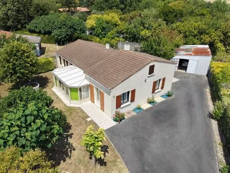 maison de plain-pied avec dépendances et jardin de 1400 m²
