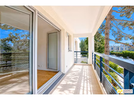 versailles montreuil appartement 2 piècxes 47.5 m² carrez situé au 1er étage avec balcon  