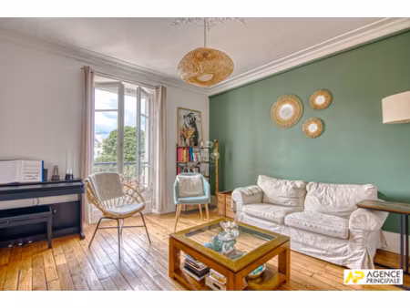 versailles notre-dame appartement 4 pièces 76 m² situé au 3ème étage avec cave