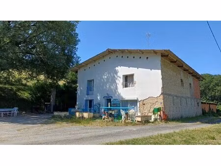 maison ancienne 145m² t5 avec 3 chambres sur 1550m² de terrain. un havre de verdure et de.