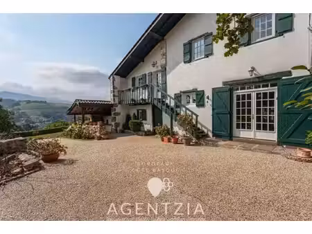 authentique ferme basque du xvii ème siècle rénovée vue exceptionnelle sur les montagnes