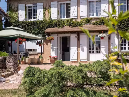 propriété familiale avec gîte indépendant  espace de réception  piscine et tennis