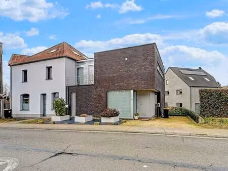 maison moderne avec peb a  idéalement située