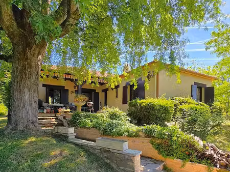 maison 80 de plain-pied avec grand sous-sol  piscine et jard