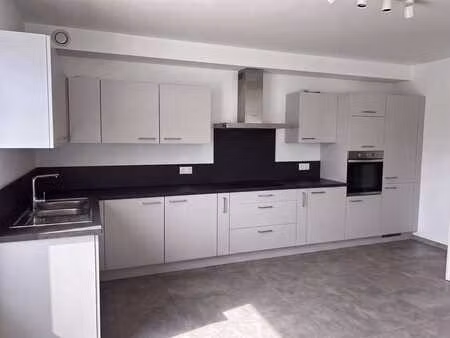 bel appartement rez-de-chaussée avec grande terrasse