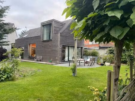 belle maison contemporaine avec jardin  prête à vivre.