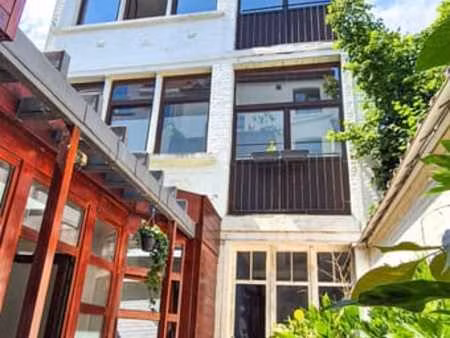 belle arrière maison/triplex actuellement affectée en 2 loft
