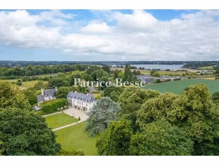 à saint-malo  proche des bords de rance  un manoir des 17e et 19e s. avec ses dépendances.
