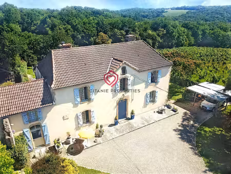 belle maison de maître avec piscine  garage et vue sur la campagne.
