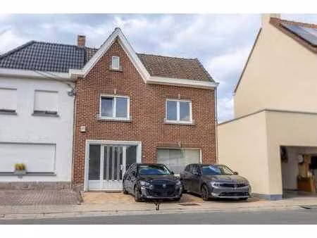 maison familiale avec jardin et allée spacieuse