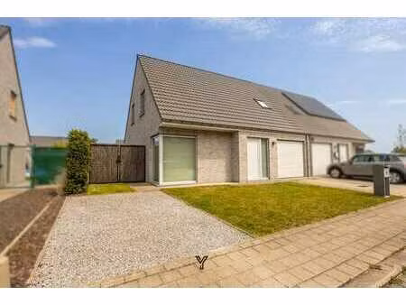 jeune maison familiale économe en énergie avec jardin ensole