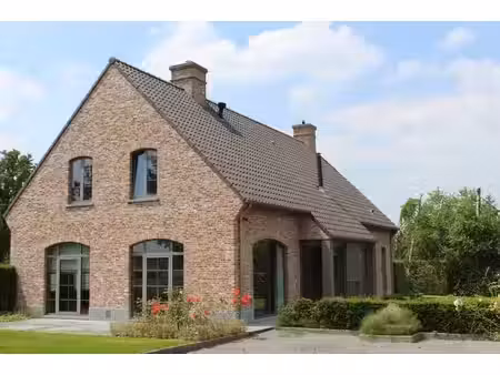 landelijk gelegen villa met vergunde loods te koop