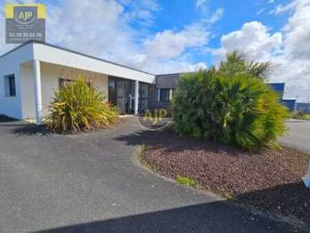 location bureaux et commerces à saint-gilles-croix-de-vie (85800) : à louer / 176m² saint-
