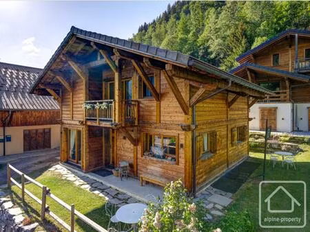 chalet récent impeccable de 3 chambres et 2 salles de bains  avec jardin et parking  situé