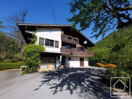 grand appartement lumineux de deux chambres et deux salles de bain  situé au calme à montr