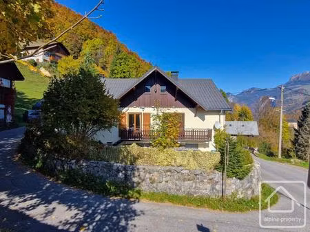 maison savoyarde pleine de caractère sur trois niveaux  au cœur de la vallée de bellevaux