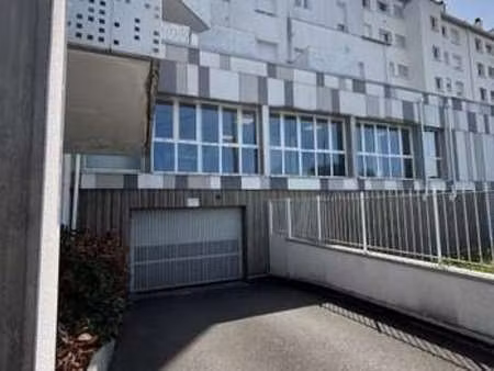 location garage box et parking à pont-rousseau (44400) : à louer / 12m² pont-rousseau