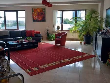 spacieux appartement à louer 1600+75€