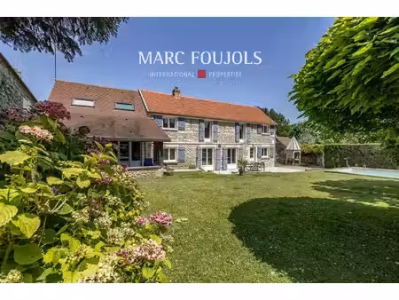 angicourt – authentique propriété en pierre avec piscine et jardin