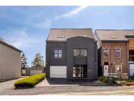 maison mitoyenne unique avec espace multifonctionnel