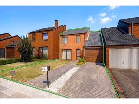 maison située au calme avec garage et terrasse.