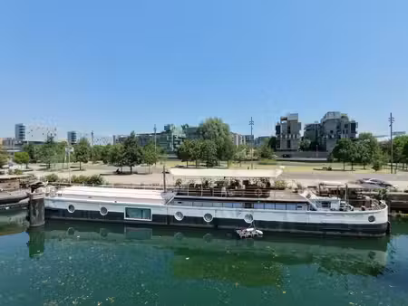 péniche habitation de 170 m² avec terrasse couverte de 60 m²  offrant un cadre de vie exce