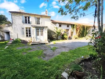 charmante maison semi-mitoyenne avec granges  verger et plus de 5 000 m² de terrain