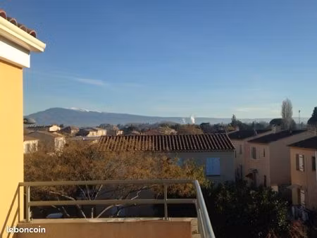 beau t2 avec terrasse et parking