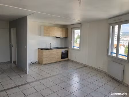 f2 très lumineux avec garage et balcon