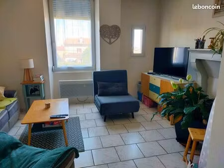 appartement . 3 pièces. 65m2. 450