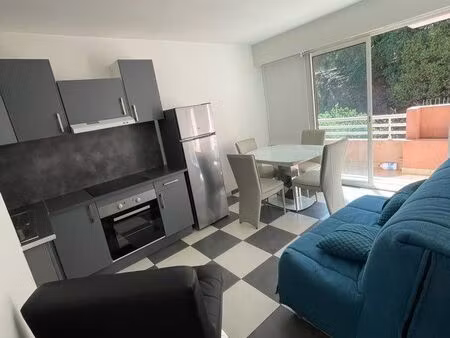 particulier propose à la location à menton  deux pièces plus garage fermé  rez-de-chaussée