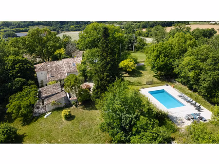 ensemble de prestige en pierre sur 1 2 hectare avec piscine
