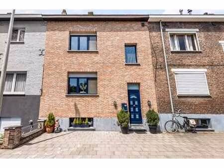 zeer gunstig gelegen woning met 3 slk en gezellig koertje