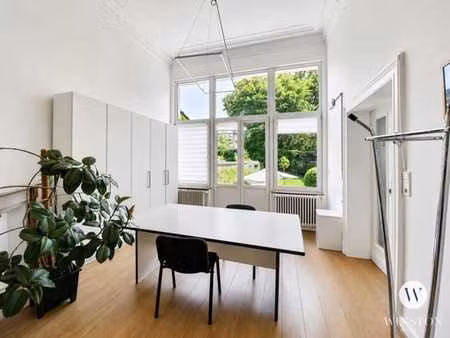 espace de bureaux avec salles de réunion et jardin