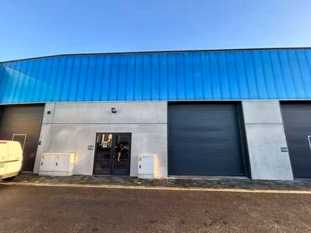 recente loods van 168 m² met privé parkeerplaats