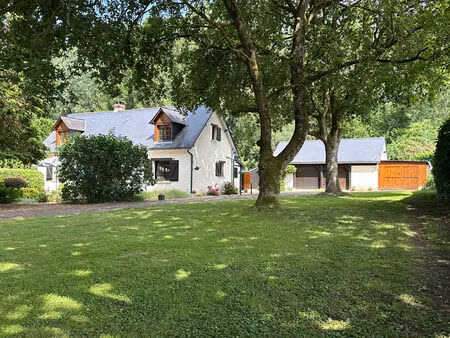 propriété sans vis-à-vis au bord d'un ruisseau et dans un environnement boisé !