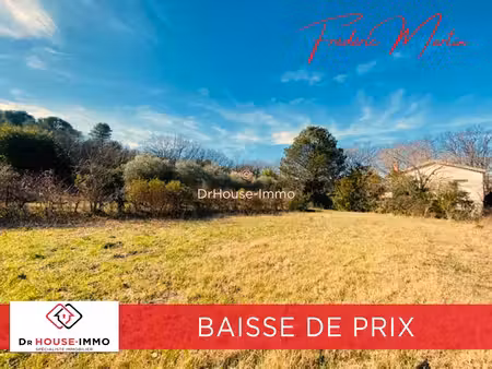 castelnau valence  terrain constructible de 3400 m² au calme avec 300 m² d'entrepôts.